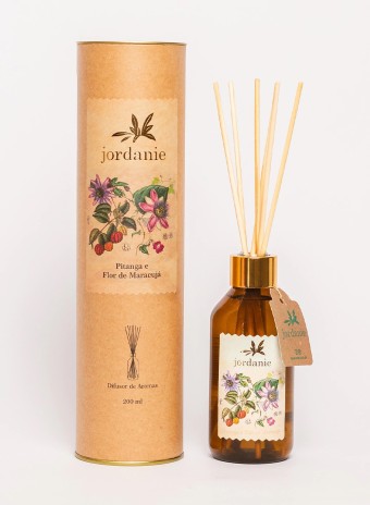 DIFUSOR DE VARETAS PITANGA E FLOR DE MARACUJA  200ML JORDANIE